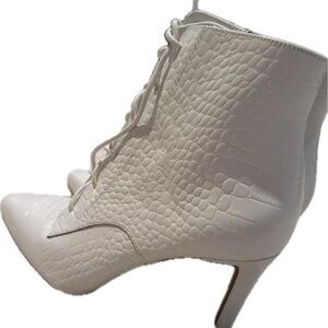 Gianni Bini White Croc Embossed Lace Up Ankle Booties Women’s 7M